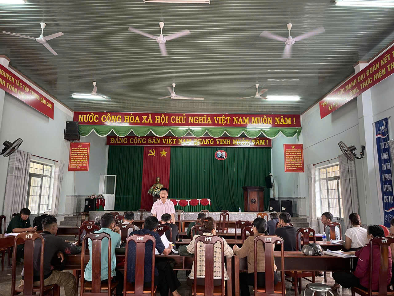 GIAO DỊCH NHCS TẠI XÃ EA KIẾT: TRIỂN KHAI CHƯƠNG TRÌNH VAY GIẢI QUYẾT VIỆC LÀM