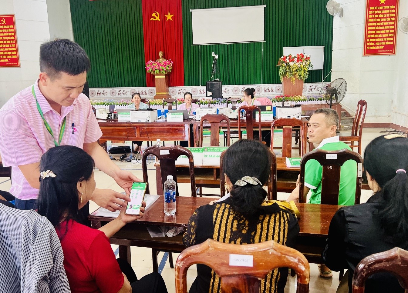 9 tháng đầu năm 2025  xã Ea Kiết phối hợp Phòng giao dịch Ngân hàng Chính sách xã hội Cư M’gar giải ngân trên 21 tỷ đồng vốn tín dụng chính sách