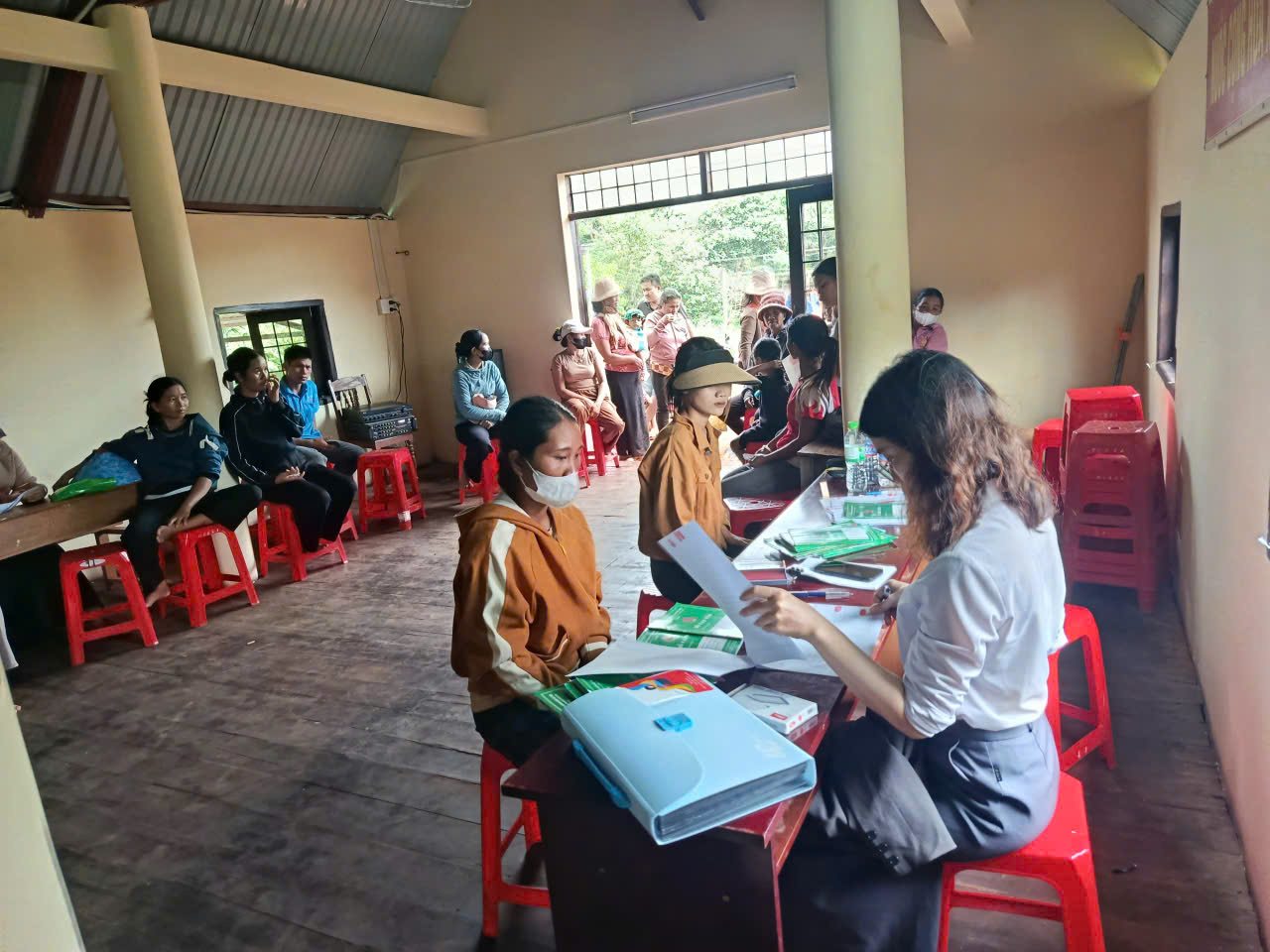 Hội Cựu chiến binh xã phối hợp với ngân hàng chính sách xã hội Cư M'gar xuống địa bàn các thôn buôn để đối chiếu công nợ