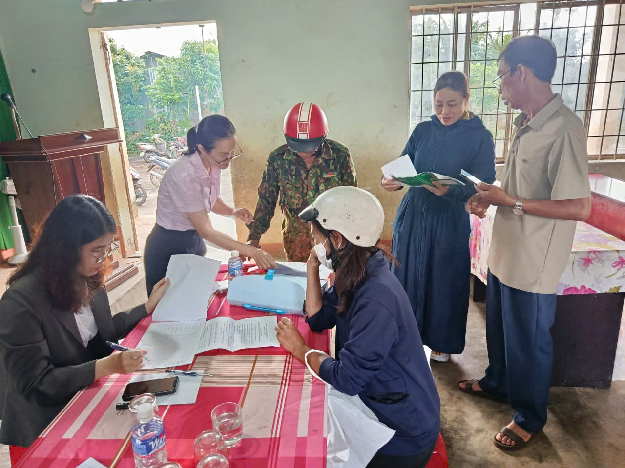 HỘI NÔNG DÂN XÃ EA KIẾT PHỐI HỢP ĐỐI CHIẾU CÔNG NỢ VỚI NGÂN HÀNG CHÍNH SÁCH